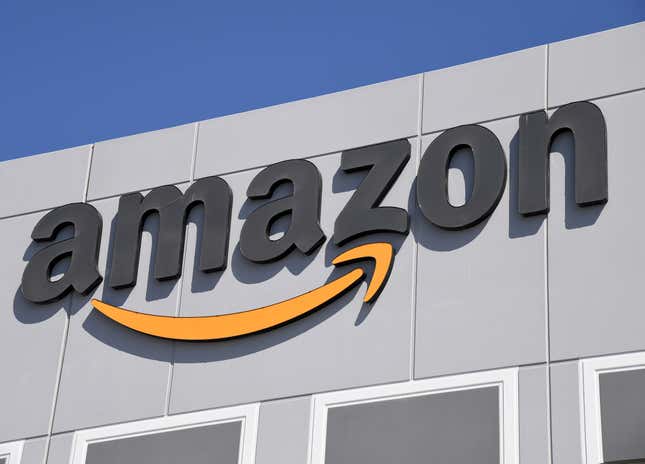 gros plan du logo Amazon sur un bâtiment gris