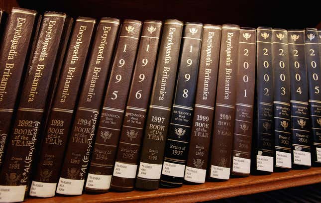 Livres d’Encyclopaedia Britannica sur une étagère