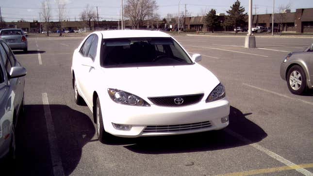 Un Toyota Camry SE 2005 blanco, fotografiado en Canadá