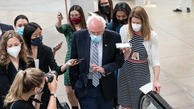 Image for article titled Bernie Sanders's Rider Invokes a Vermont Senior Citizen's Dream: Freezing Hotel Rooms, Green Tea, Nuts