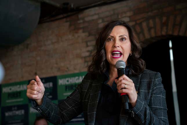 Michigans Gouverneurin Gretchen Whitmer spricht am 6. November 2022 bei einer Kundgebung im Crofoot Ballroom in Pontiac, Michigan, zu ihren Anhängern.