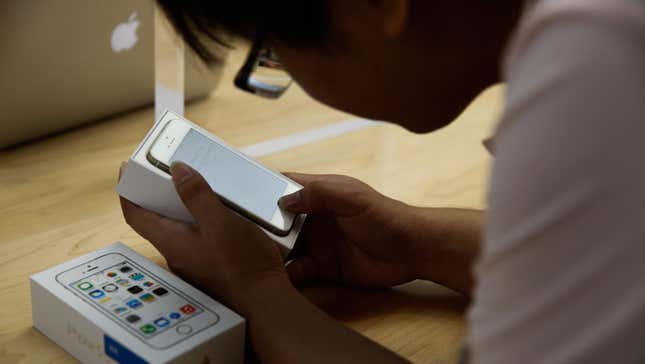  A customer inspects the new iPhone 5s at the Wangfujing flagship store on September 20, 2013 in Beijing, China