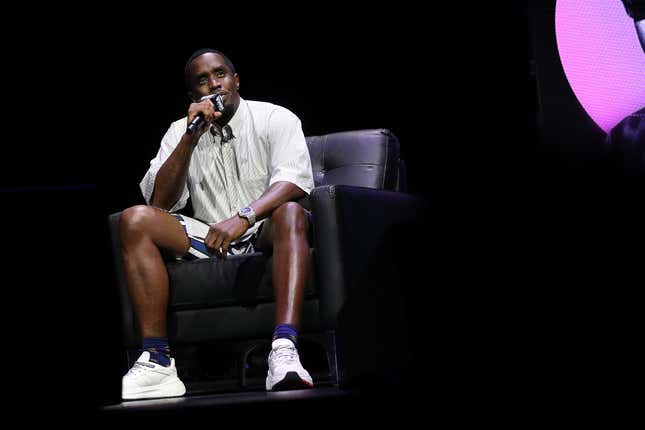 Sean « Diddy » Combs s’exprime sur scène lors de l’événement de lancement du REVOLT Summit organisé par Sean « Diddy » Combs, REVOLT et AT&amp;T au Kings Theatre le 24 juillet 2019 à New York