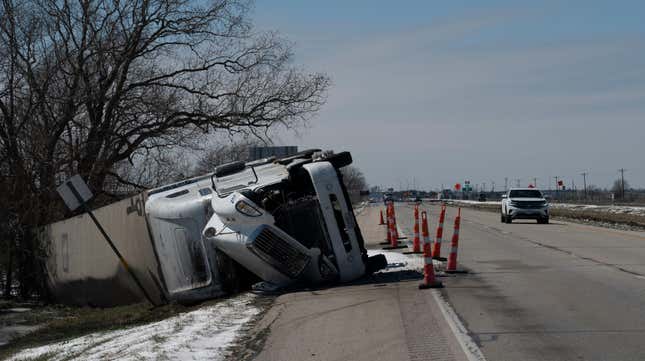 Se ve un gran camión con remolque volcado de lado en la autopista 59 el 16 de febrero de 2021 en Pierce, Texas.