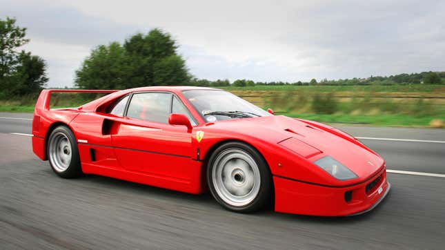 Un Ferrari F40 fotografiado mientras se conduce por una carretera