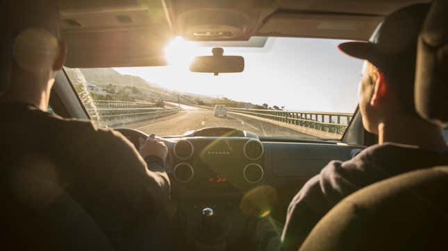 Padre con hijo conduciendo en auto