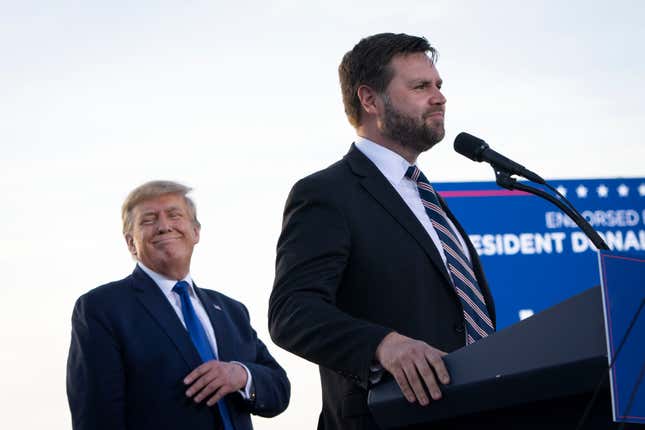 El expresidente Donald Trump (izquierda) y el senador de Ohio JD Vance en 2022, cuando Vance se postulaba como candidato republicano al Senado. 