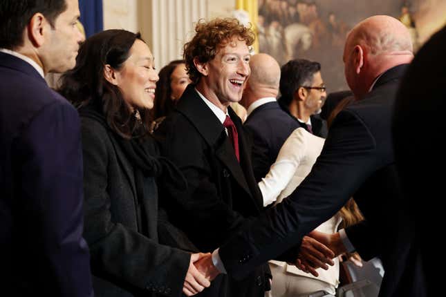 El director ejecutivo de Meta, Mark Zuckerberg, y su esposa Priscilla Chan en la toma de posesión del presidente electo de Estados Unidos, Donald Trump. 