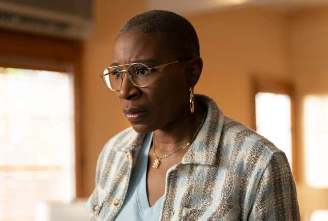 Image for article titled EXCLUSIVE: Aisha Hinds Discusses How Hen’s Past Comes Back to Haunt Her in ‘9-1-1’