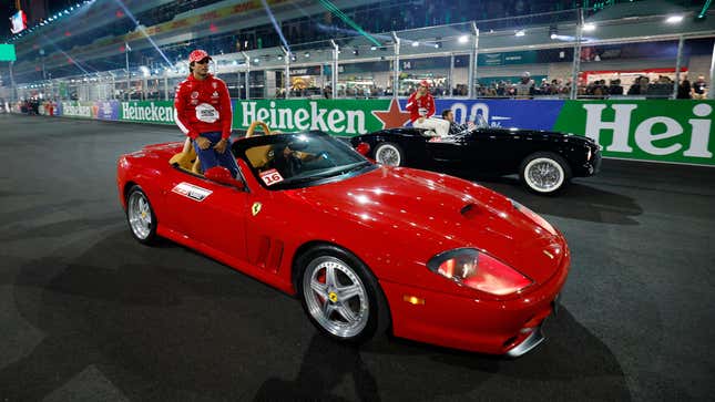 Carlos Sainz de España y Ferrari observan desde el desfile de pilotos antes del Gran Premio de F1 de Las Vegas en Las Vegas Strip Circuito el 18 de noviembre de 2023 en Las Vegas, Nevada. 