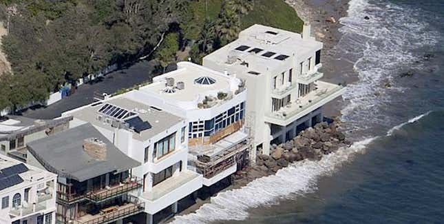 Image for article titled Take a Peek Inside Halle Berry&#39;s Malibu Mansion