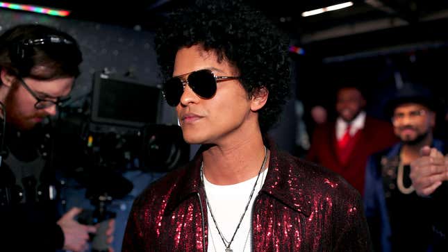 Image for article titled Bruno Mars Reportedly In $50 Million Of Debt With MGM Casino After Assuming Cocktails Were Complimentary