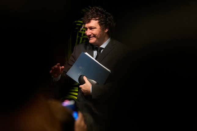 El presidente argentino Javier Milei sale del escenario después de hablar ante estudiantes de la Universidad Internacional de Florida el jueves 11 de abril de 2024, en North Miami, Florida. (AP Foto/Lynne Sladky)