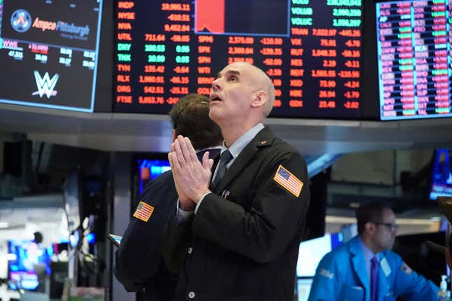 Les traders travaillent sur le parquet à l’ouverture du Dow Industrial Average à la Bourse de New York.