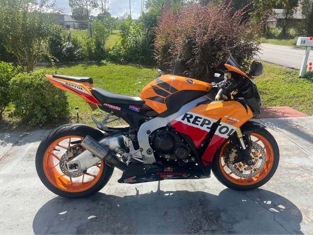 Image de l'article intitulé Honda CBR1000RR Repsol, Dodge Power Wagon Ambulance, camion de pompiers&amp;#xa0;: les voitures les plus géniales que j’ai trouvées à vendre en ligne