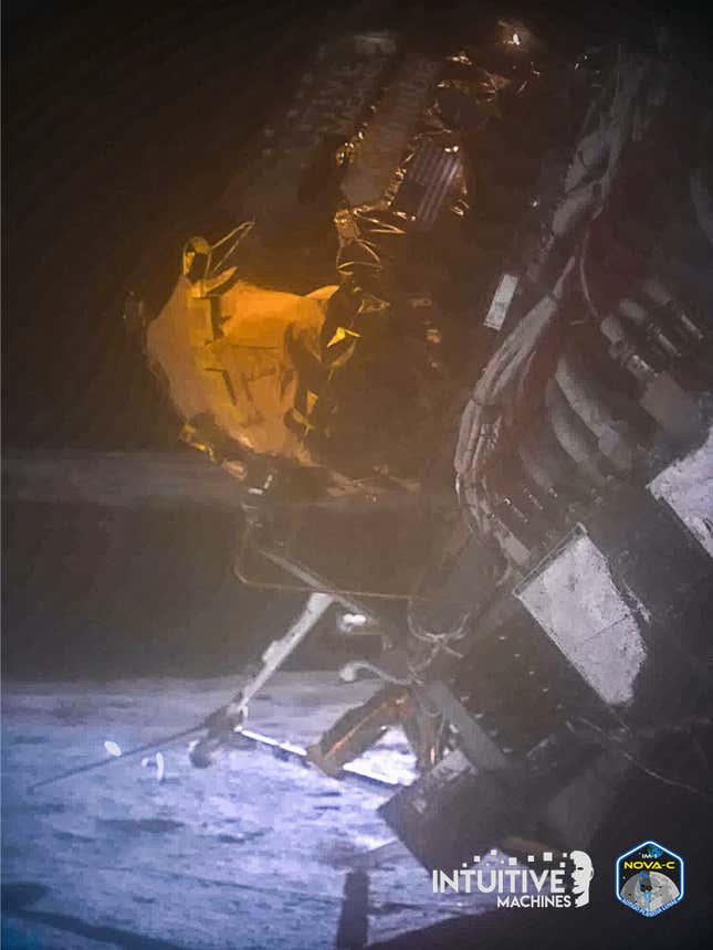 شاركت شركة Intuitive Machines صورة لمركبة الهبوط على سطح القمر.