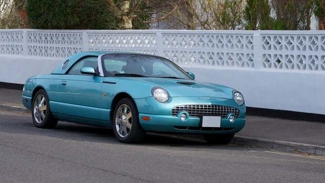 Ein blaugrüner Ford Thunderbird