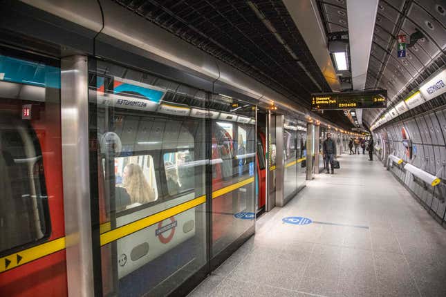 Westminster Station in London, eine U-Bahn-Station in der City of Westminster, London, Großbritannien, die die Linien Circle, District und Jubilee bedient.