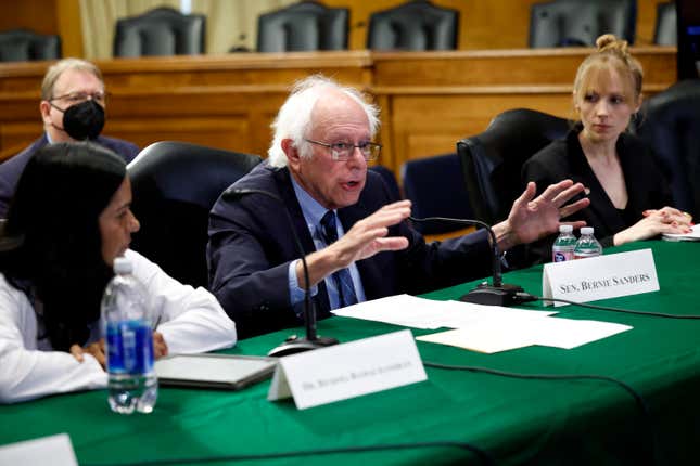 Amerykański senator Bernie Sanders przemawia podczas konferencji prasowej na temat kosztów leków na receptę w Stanach Zjednoczonych w budynku biurowym senatora Dirksena Dirksena, 17 września 2024 r. w Waszyngtonie.