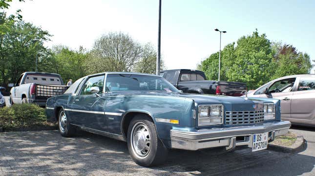 Un Toronado 77 azul estacionado en un loteamiento