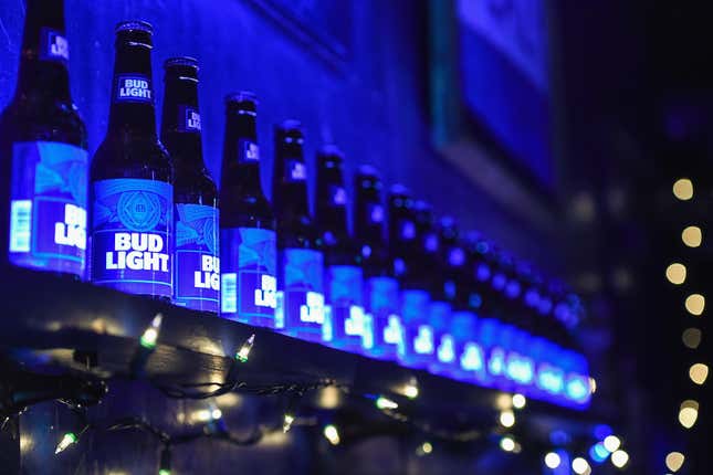 Botellas Bud Light en un estante