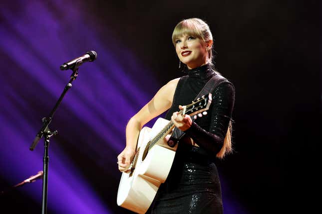  Taylor Swift performs onstage during NSAI 2022 Nashville Songwriter Awards at Ryman Auditorium on September 20, 2022 in Nashville, Tennessee.