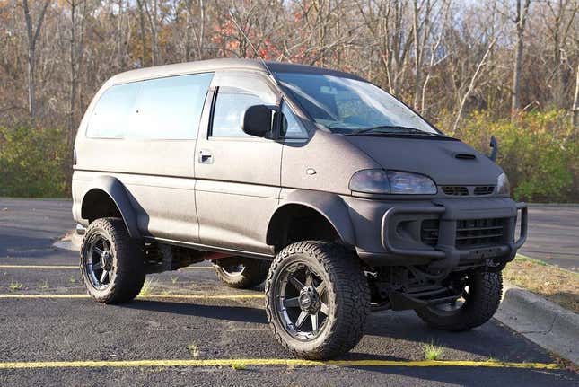 Image de l'article intitulé Mitsubishi Delica Space Gear, SCCA BMW Z3, 3UZ Porsche 944&amp;#xa0;: les voitures les plus géniales que j’ai trouvées à vendre en ligne