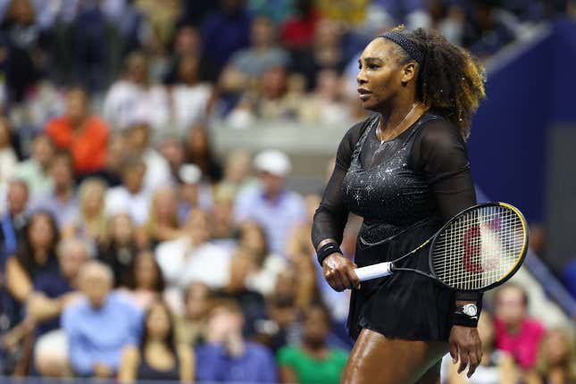 NEW YORK,  NEW YORK - 2. SEPTEMBER: Serena Williams aus den Vereinigten Staaten sieht sich während ihres Drittrundenspiels im Dameneinzel am fünften Tag der US Open 2022 im USTA Billie Jean King National Tennis Center gegen Ajla Tomlijanovic aus Australien an. 