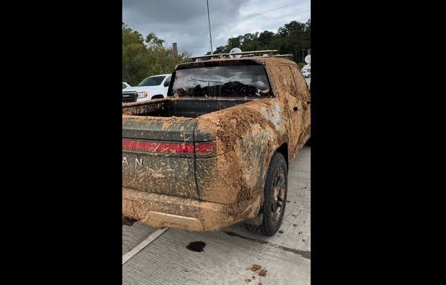 Rivian R1t recouvert de boue après les inondations causées par l’ouragan Helene