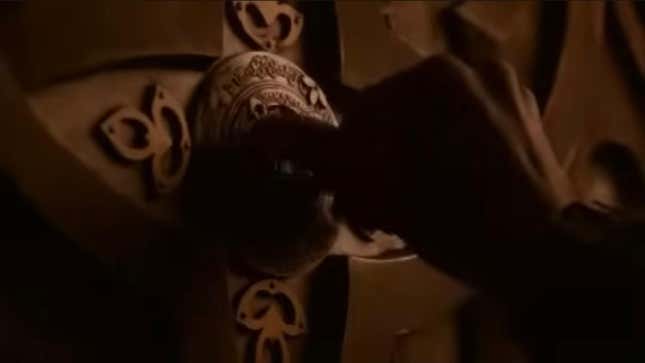 A locking mechanism on the vault where Daenarys traps her victims.