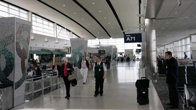 Passagers à l’aéroport métropolitain de Détroit, dans le comté de Wayne