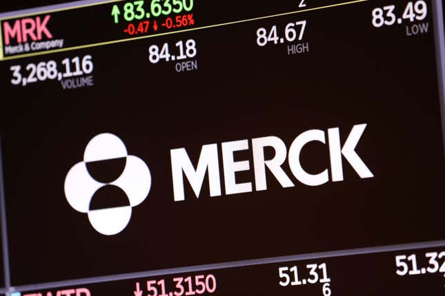 Le logo de Merck & Co. est affiché sur un écran à la Bourse de New York