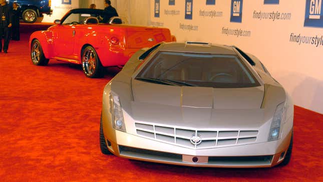 Chevrolet SSR in Redline Red und Cadillac Cien während der 4. jährlichen „Ten“-Modenschau präsentiert von General Motors – Roter Teppich in Los Angeles, Kalifornien, USA.