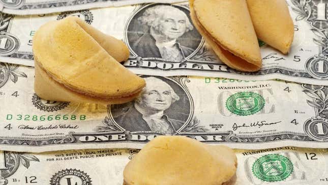 Galletas de la fortuna sobre un montón de dinero