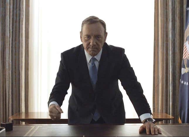 Frank Underwood tenant la cour