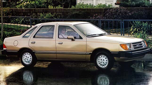 Une photo d’une berline Ford Tempo beige. 