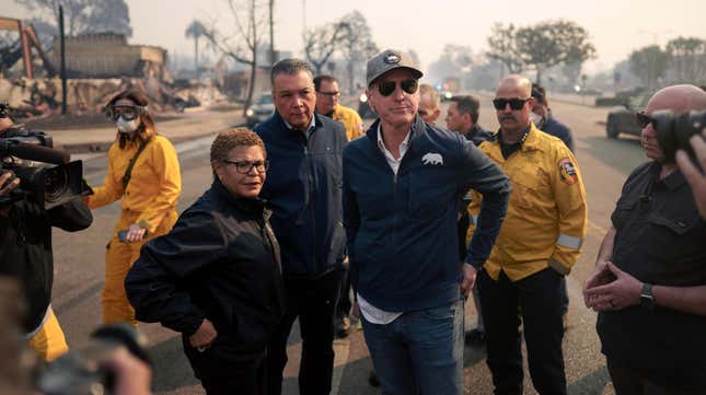 Le gouverneur de Californie Gavin Newsom et la maire de Los Angeles Karen Bass visitent le quartier d’affaires du centre-ville de Pacific Palisades alors que l’incendie de Palisades continue de brûler le 8 janvier 2025 à Los Angeles, en Californie. 