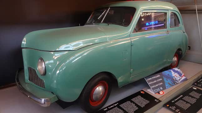 Une photo d’une voiture classique Crosley dans un musée. 