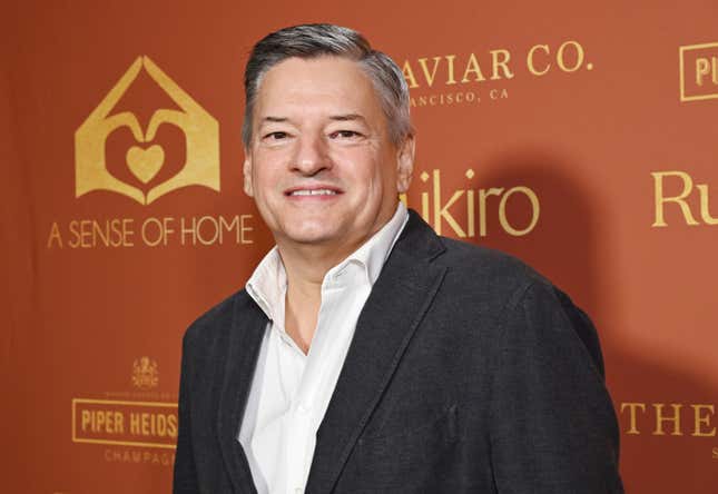 Ted Sarandos, PDG de Netflix, assiste au Gala ASense of Home 2023 dans une résidence privée le 21 octobre 2023 à Los Angeles, Californie.