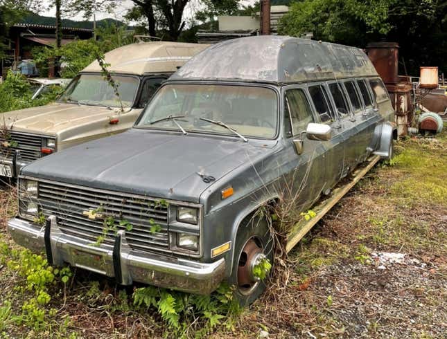 Image for article titled Be The King Of Weird Cars With This 10-Door Chevy Suburban Limousine