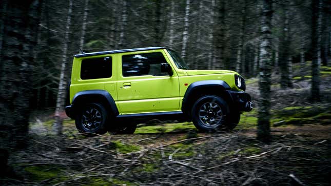 un Suzuki Jimny verde en un camino sin pavimentar