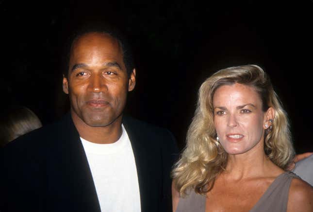 OJ Simpson et Nicole Brown Simpson posent à la première du “Naked Gun 33 1/3 : The Final Isult” dans lequel OJ jouait  le 16 mars 1994 à Los Angeles, Californie.