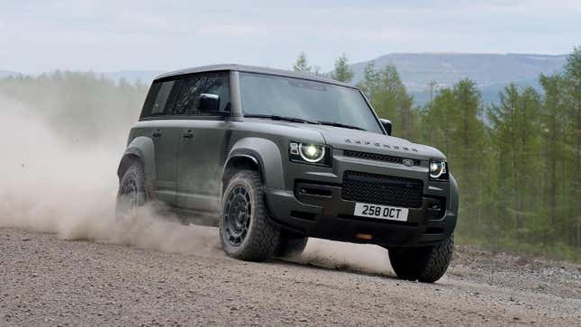 Imagen para el artículo titulado Land Rover Defender Octa es una bestia de 626 HP que viene para los Raptors del mundo