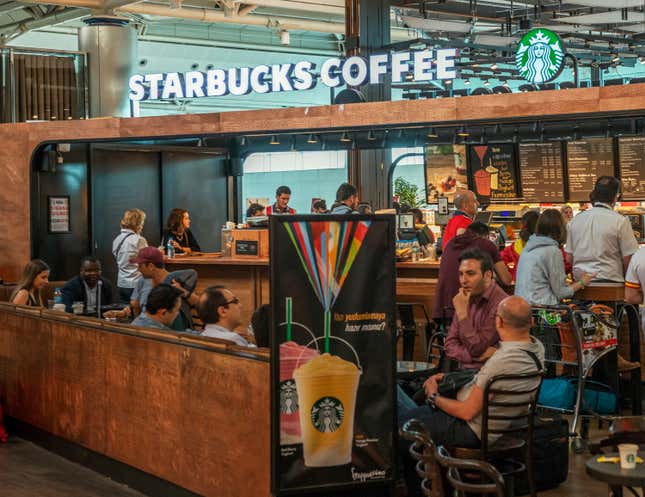 Café Starbucks en el Aeropuerto Sabiha Gokcen, Estambul.
