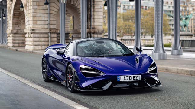 Una foto de un McLaren 765 LT circulando por París. 