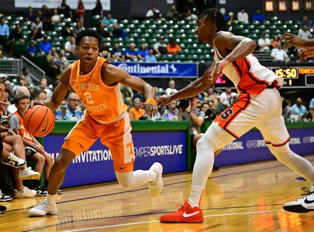 20. November 2023;  Honolulu, Hawaii, USA;  Der Wächter der Tennessee Volunteers, Jordan Gainey (2), treibt den Ball während der ersten Periode in der SimpliFi Arena im Stan Sheriff Center um den Syracuse Orange-Wächter JJ Starling (2) herum.