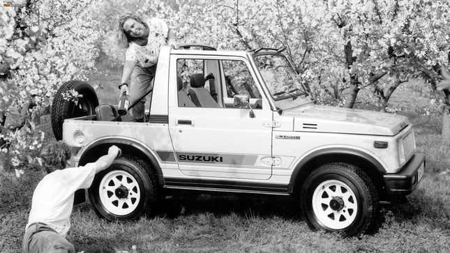 Una foto en blanco y negro de un Suzuki Samurai SUV. 