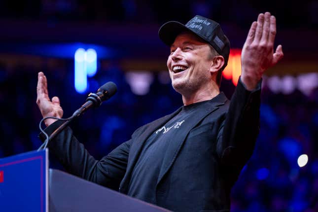 Elon Musk s’exprime devant l’ancien président Donald Trump, candidat républicain à la présidence, lors d’un rassemblement de campagne au Madison Square Garden à New York, le dimanche 27 octobre 2024. 