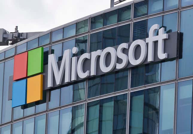 ARCHIVO: El logotipo de Microsoft se ve en Issy-les-Moulineaux, en las afueras de París, Francia, 12 de abril de 2016. Microsoft está despidiendo a unos 1.900 empleados en su división de juegos, según un memorando interno de la compañía obtenido por The Associated Press el jueves 25 de enero de 2024 (AP  Foto/Michel Euler, Archivo)