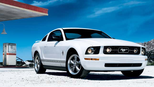 Una foto de un Ford Mustang blanco. 